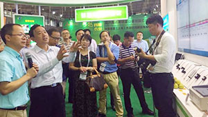 农业部副部长屈冬玉一行考察参观1929cc威尼斯云农智慧农业成果展区