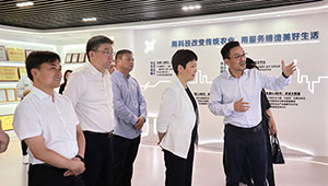 省科技厅党组书记何杏仁一行赴1929cc威尼斯云农调研农业科技工作