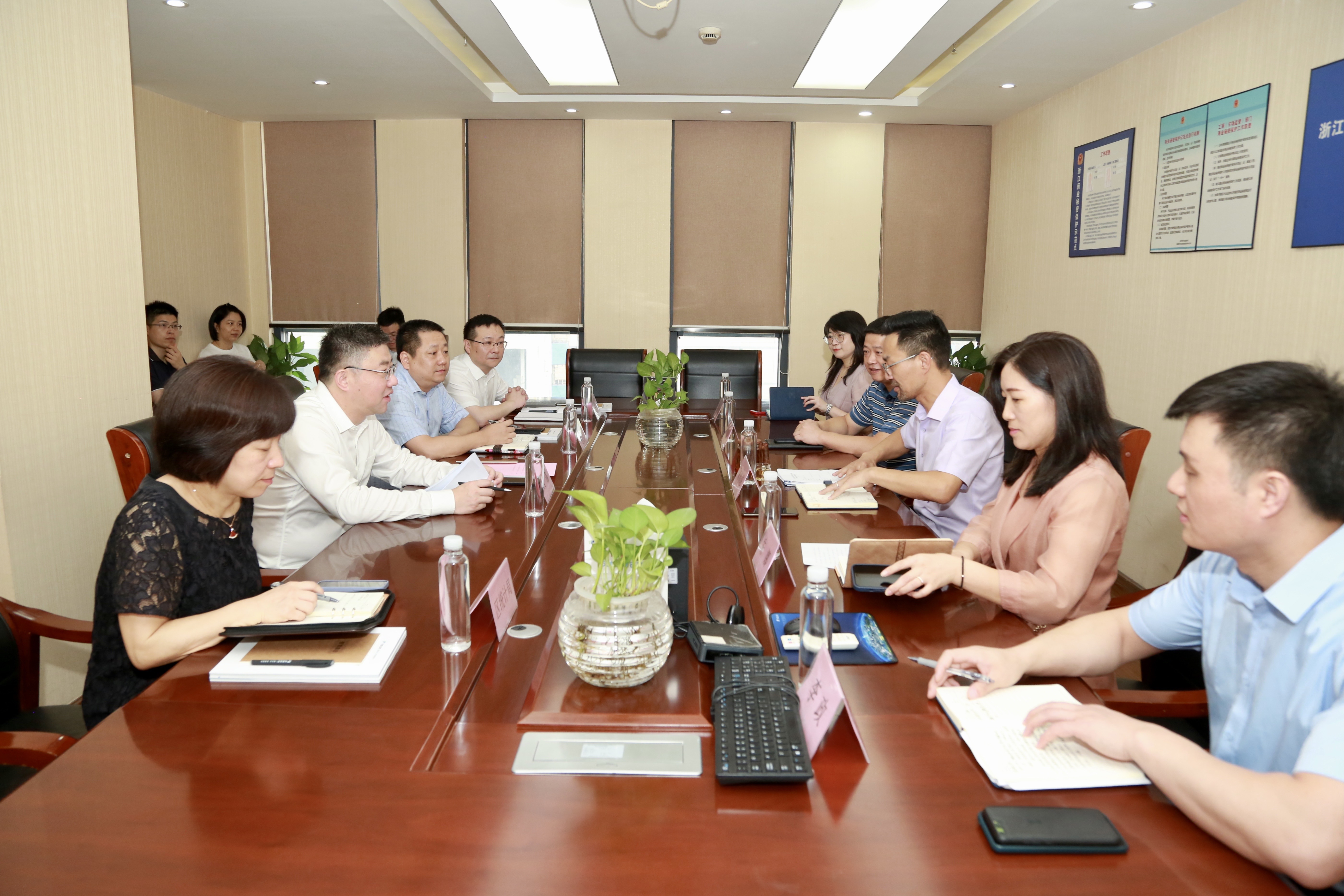 杭州市拱墅区委副书记、区长冯晶一行莅临1929cc威尼斯云农调研指导