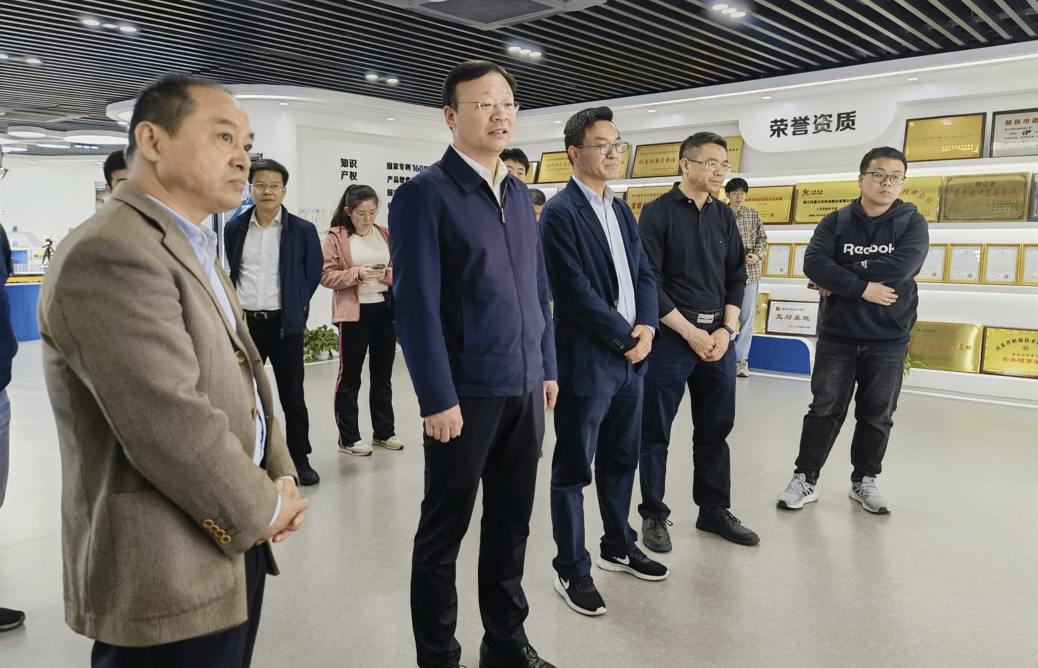 农业农村部市场与信息化司调研组赴1929cc威尼斯云农 开展智慧农业建设专题调研