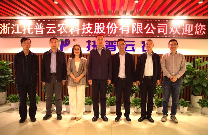 内蒙古自治区农牧业技术推广中心主任胡有林一行赴1929cc威尼斯云农考察调研